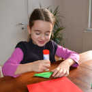 12 Klebe ein gr__nes H__tchen auf die Au__enseite der roten Karte.JPG