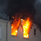 Feuer in Mehrparteienhaus in Guntramsdorf: Nachbar rettet Pensionisten