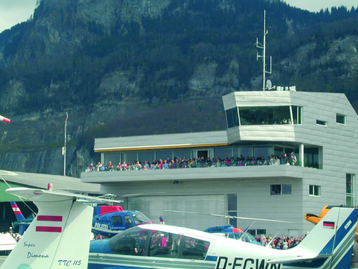 Flugplatzrestaurant mit Panoramaterrasse.jpg