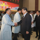 Pr__sident von China Xi Jinping sch__ttelt Wissenschaftlern die Hand AP.jpg
