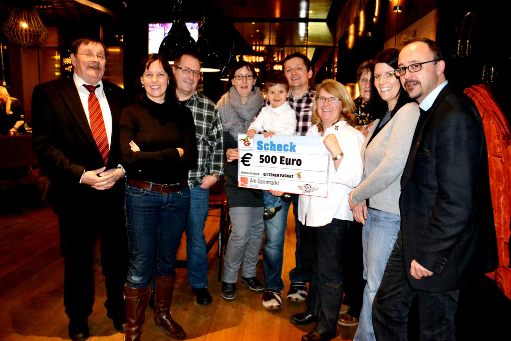 Das Organisationsteam mit Luca und Scheck.