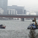 Bergung nach Unfall: Polizeiboot "Fischa" ans Donauufer gezogen