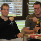 Beim Abschiedsfest scherzt Peter Finder mit seinem Physiotherapeut Hannes Katzenmayer (rechts) herum: Er hat ihn auf seinem hart