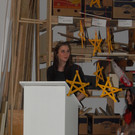 Jasmin moderiert die Pr__sentation der Projekte durch die Jugendlichen.JPG