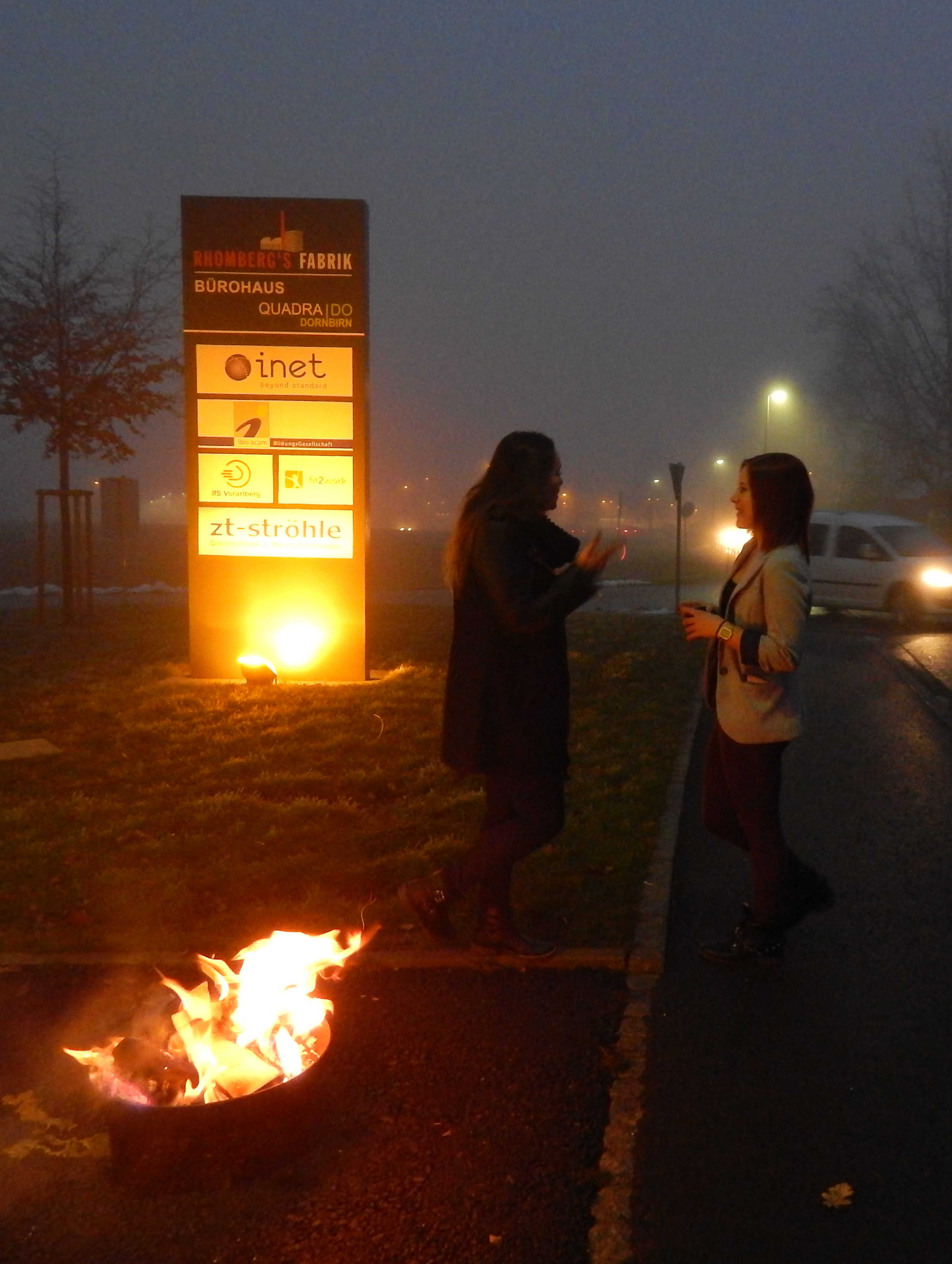 Feurige Weihnachtsstimmung vor derWerkstatt.JPG