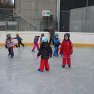 Spielwiese Kinder auf dem Eis