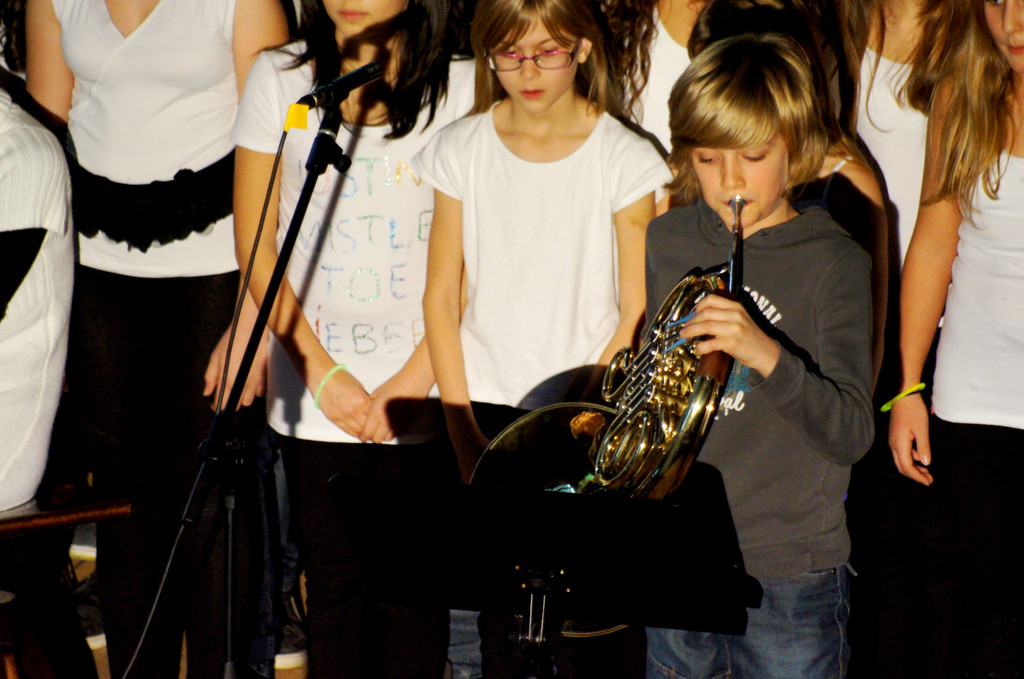 07 Simon spielt das Horn.JPG
