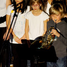 07 Simon spielt das Horn.JPG