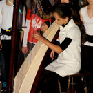 09 Aylin spielt die Harfe.JPG