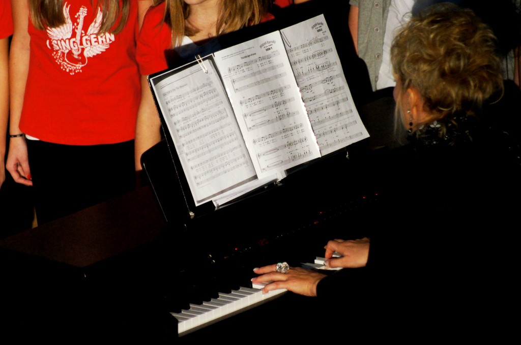 36 Lisi Thurnher begleitet den Chor am Klavier.JPG