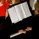 36 Lisi Thurnher begleitet den Chor am Klavier.JPG