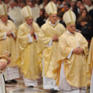 Papst Franziskus feiert erste Christmette im Petersdom