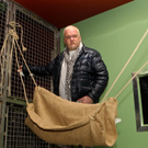 DJ Ötzi besucht Schimpansenausstellung auf Gut Aiderbichl
