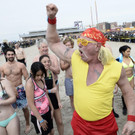 Eisiges Baden im Atlantik vor New York