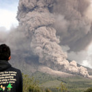 Sinabung in Indonesien spuckt Feuer und Rauch