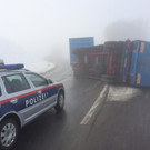Lkw-Anhänger blockiert Straße bei Alberschwende NEU