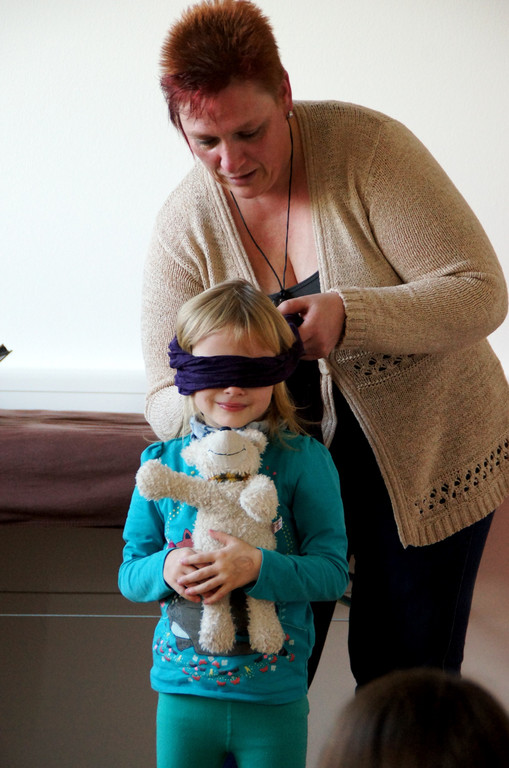 01 Katharina_ 4 J_ werden die Augen verbunden.JPG