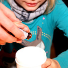 07 Kathrina mixt das Badesalz.JPG