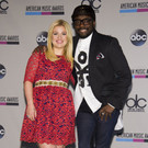 Will_i_am und kelly clarkson bei den American Music Awards AP.jpg