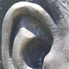 Mandela-Statue Hase im Ohr AP.jpg