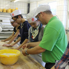 Nüziderser Mittelschüler bei der Bäckerei Begle