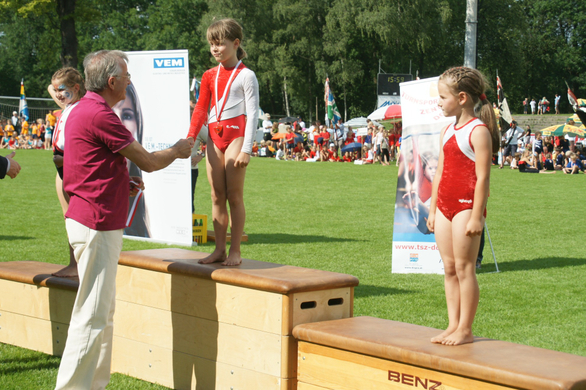 LT  2009  Landeshauptmann gratuliert Sonja zu Platz 1     _jpg-1270283097