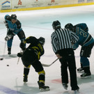 Spannung auf dem Eis beim Finale des Hobby-Eishockeycups