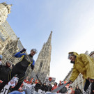 Halbnackte Tierschützer protestierten in Wien gegen japanische Delfintötungen