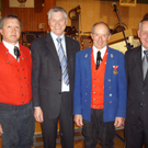 Obmann und Bgm mit Jubilaren.JPG