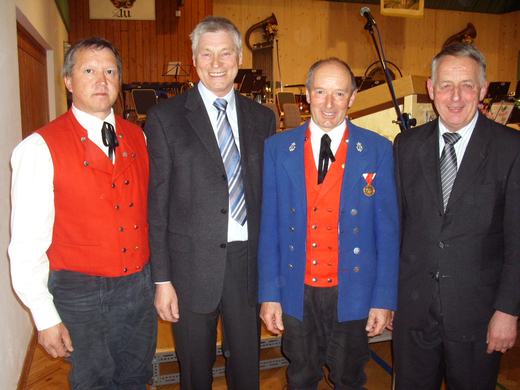 Obmann und Bgm mit Jubilaren.JPG