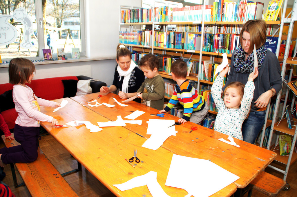 38 die Kinder basteln Spuren.JPG