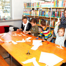 38 die Kinder basteln Spuren.JPG