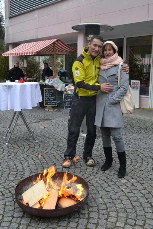 DSC_0008 Andreas und Petra Loacker genossen die W__rme an der Feuerschale.JPG