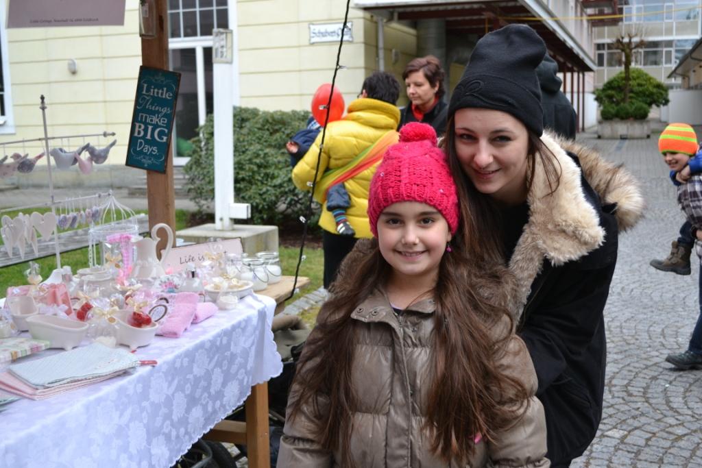 DSC_0019 Elena _8_ und Rebekka lie__en sich den Valentinsmarkt nicht entgehen.JPG