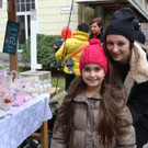 DSC_0019 Elena _8_ und Rebekka lie__en sich den Valentinsmarkt nicht entgehen.JPG