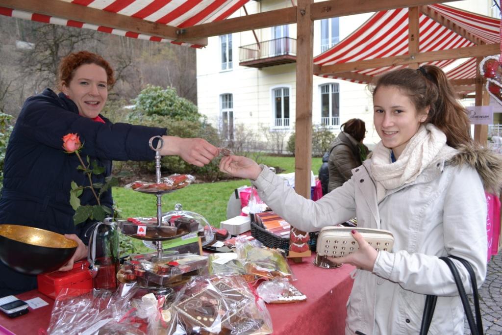 DSC_0029 Irmgard Marte _SchokoMus_ __berreichte Besucherin Elena Scheidbach ein Schokoherz.JPG