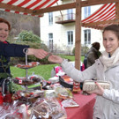 DSC_0029 Irmgard Marte _SchokoMus_ __berreichte Besucherin Elena Scheidbach ein Schokoherz.JPG