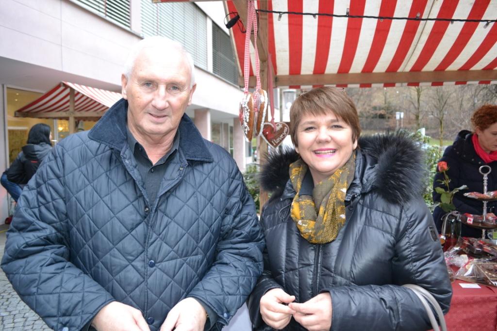 DSC_0031 Auch Ortsvorsteher Dieter Preschle besuchte mit Ehefrau Annelotte den Valentinsmarkt.JPG