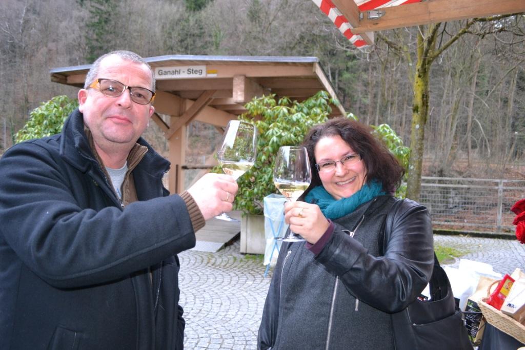 DSC_0038 Rainer und Gabriele stie__en mit Sekt auf den Valentinstag an.JPG