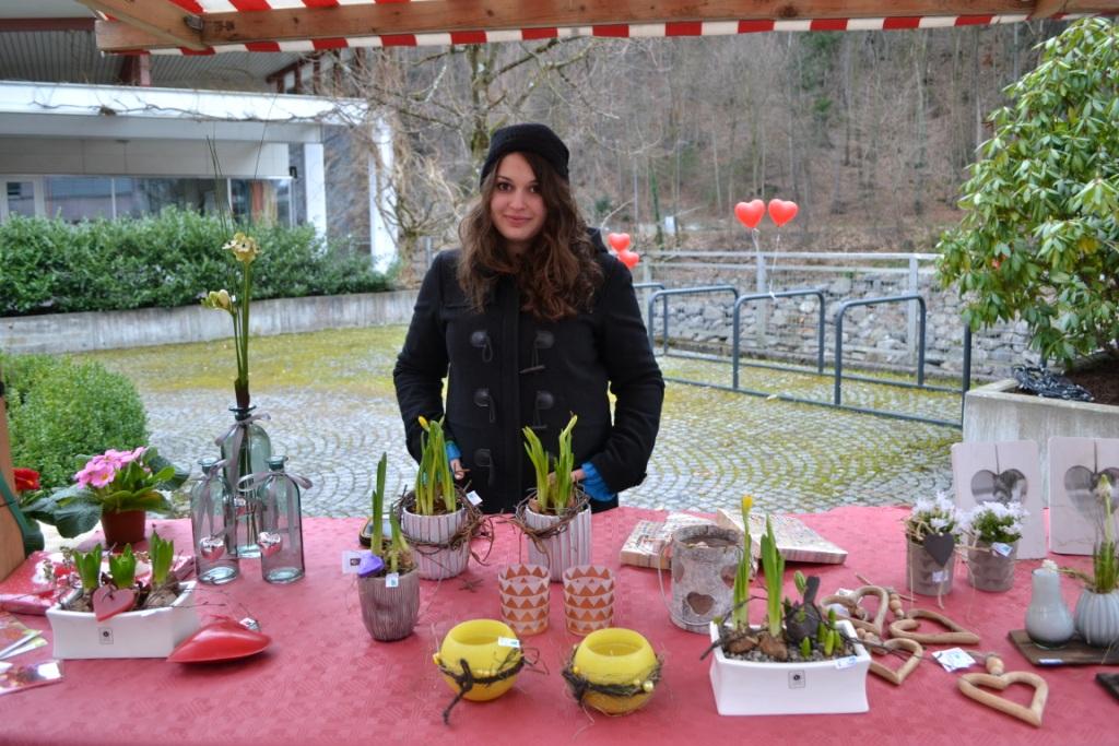 DSC_0043 Leyla _Blumen Kopf_ verkaufte Blumenarrangements.JPG