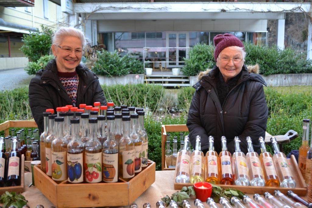 DSC_0046 Monika Summer und Martha Bonner _Fraxner Schnapsatelier_ mit hochprozentigen Geschenksideen.JPG