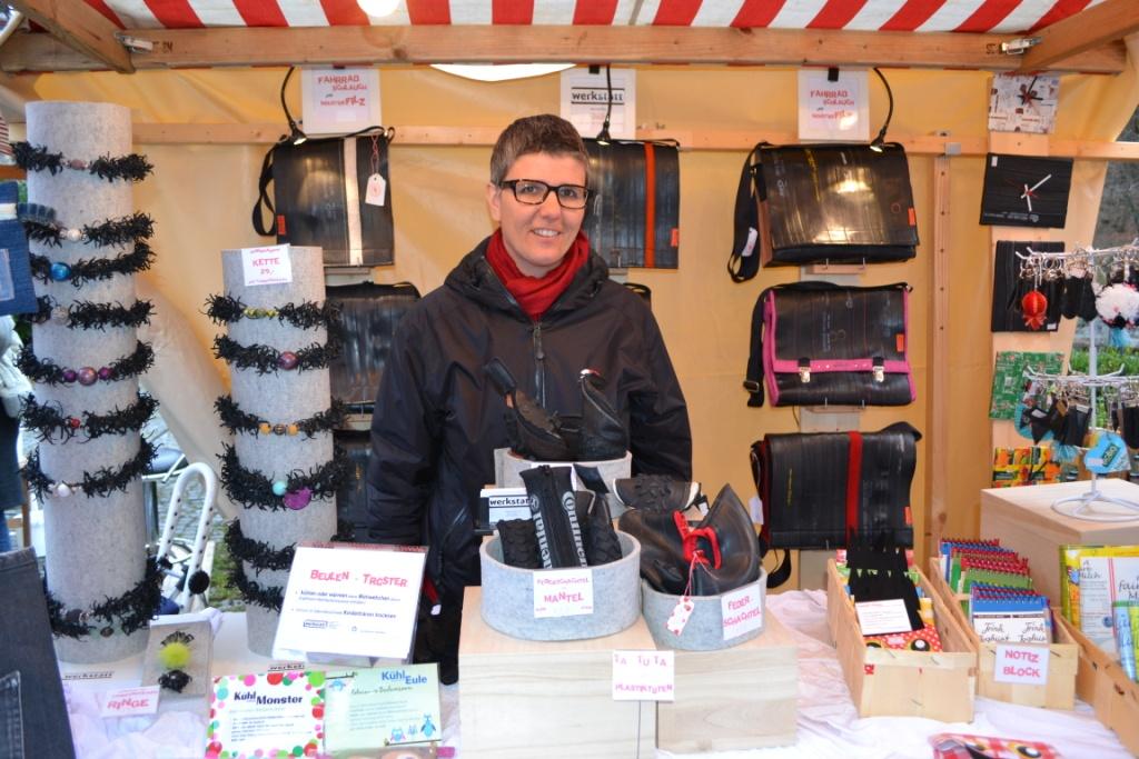 DSC_0047 Ulrike Ratz _Werkstatt_ brachte trendige Upcycling-St__cke unters Volk.JPG