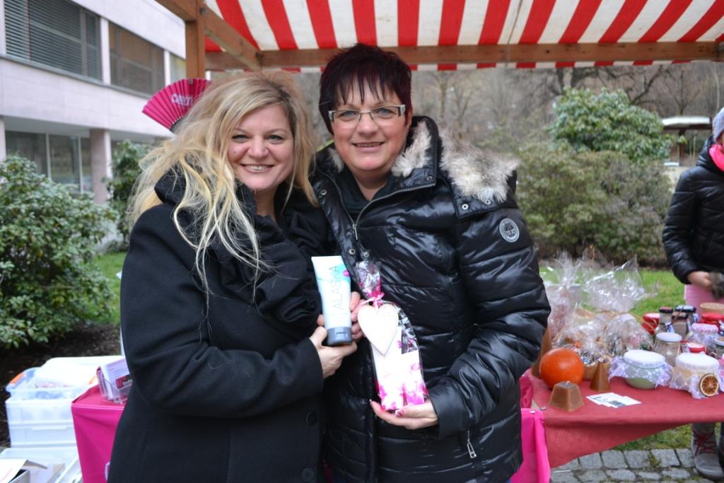 DSC_0056 Cornelia Ahmed-Wohlwend und Trudi Gantner verw__hnten sich mit Kosmetika.JPG