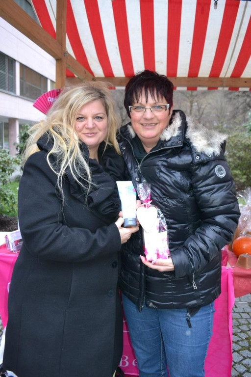 DSC_0057 Cornelia Ahmed-Wohlwend und Trudi Gantner verw__hnten sich mit Kosmetika.JPG
