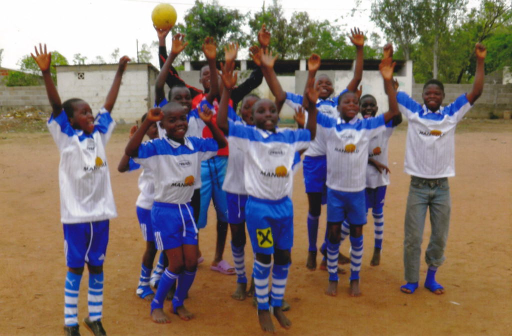 Fu__ball Mosambik Dressen J__nner 2014 _2_.jpg