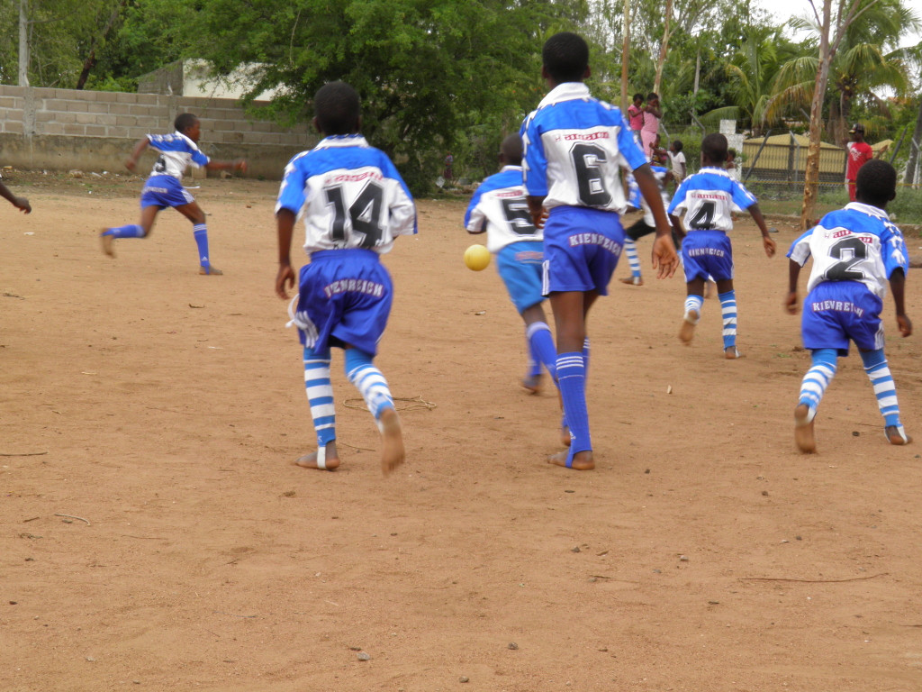 Fu__ball Mosambik Dressen J__nner 2014 _5_.JPG