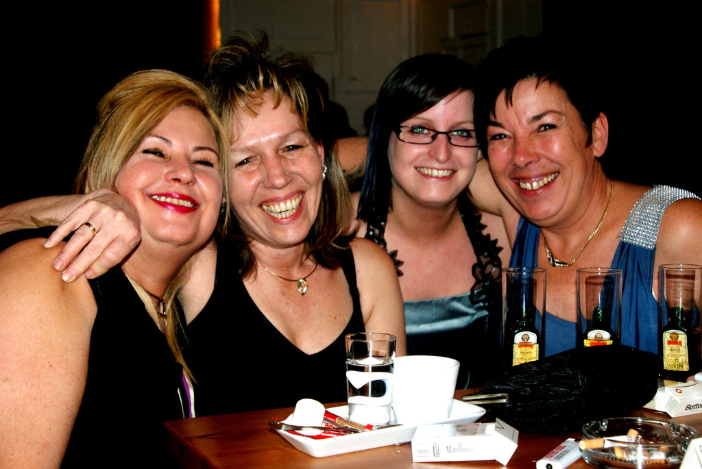 73 v_li_ Sabine_ Sabine_ Cindy u_ Birgit am__sierten sich im Schmugglar.JPG
