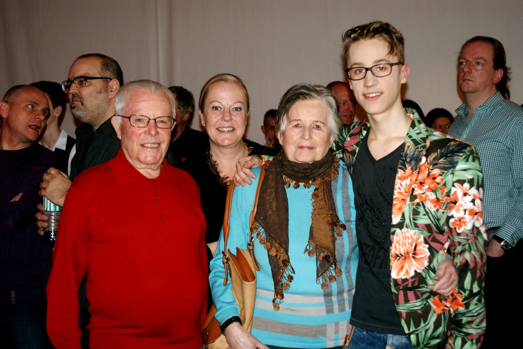 23 Maximilian Breu__ mit Mama Ursula und seinen Gro__eltern Hanna _80_ und Ernst _85_.JPG