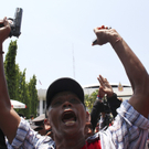 Thailand: Demonstranten stürmen Parlament