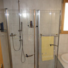 1z-mvorher_ kleine Dusche mit Silikon- und Fliesenfugen_W.JPG